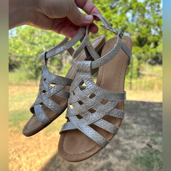 CHAPS ‘Katelyn’ Gold Wedge Sandals Size 6 - Picture 2 of 9